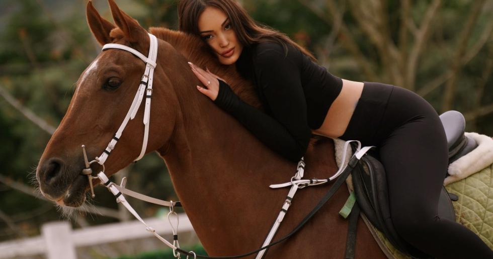 Genç, Güçlü ve Işıltılı: Ceren Karaduman Moda Dünyasını Fethediyor