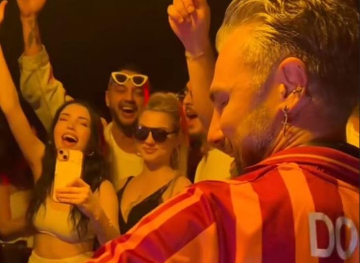 ÜNLÜ DJ DOĞUŞ ÇABAKÇOR ,PAZAR GÜNLERİ EĞLENMEYİ SEVENLER İÇİN MİXERİN BAŞINA GEÇİYOR.