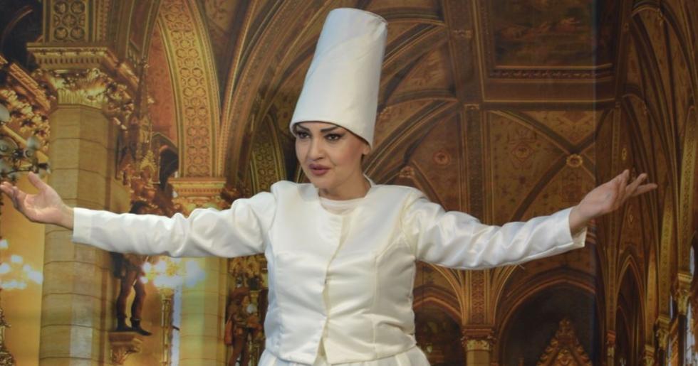 Şahsenem Kadin Mevlevî oldu.  Şahsenem Bu Sefer Bambaşka Biri.