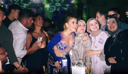 *Gülben Ergen’den Servis Elemanlarına Sahne Sürprizi*