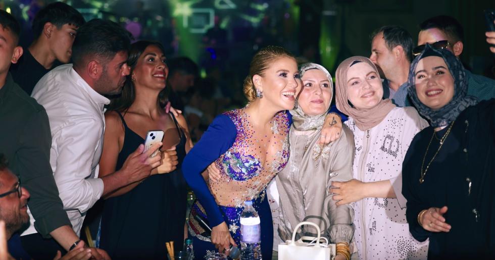 *Gülben Ergen’den Servis Elemanlarına Sahne Sürprizi*