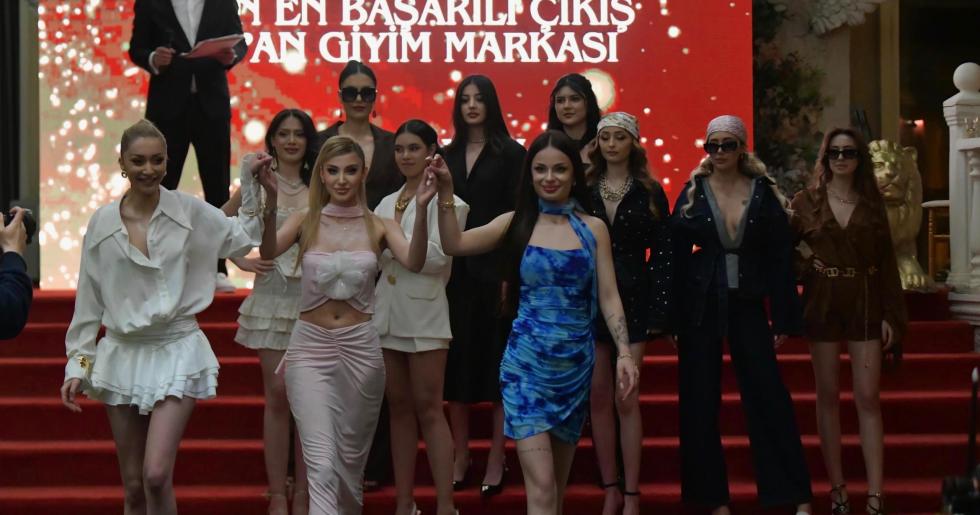 IDL FASHION, 2025 Defilesiyle Göz Kamaştırdı – “Yılın En Başarılı Çıkış Yapan Giyim Markası” Ödülü İDL’ye Gitti!