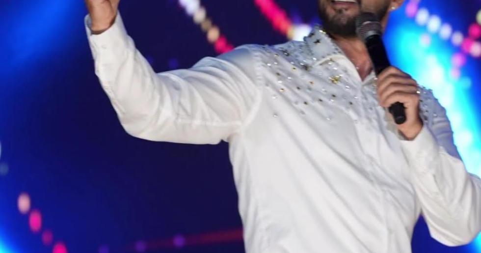 Alanya Belediyesi, 19 Mayıs Atatürk’ü Anma, Gençlik ve Spor Bayramı’nı coşkulu bir şekilde kutladı. Türk pop müziğinin sevilen ismi, müzisyen ve yorumcu Gökhan Özen, binlerce Alanyalıyla buluşarak unutulmaz bir konser verdi.  Kutlamalar, Atatürk Anıtı önünden başlayan geleneksel kortej yürüyüşüyle start aldı. Ellerinde Türk bayraklarıyla yürüyen vatandaşlar, Eski Belediye Binası arkasında kurulan konser alanında buluştu. Yaklaşık 60 bin kişinin katıldığı etkinlikte, Alanya adeta kırmızı beyaza büründü.    Sahneye güçlü bir alkış eşliğinde çıkan Gökhan Özen, enerjisi ve sahne performansıyla izleyenleri mest etti. Eski ve yeni hit şarkılarını seslendiren ünlü sanatçı, 19 Mayıs’a özel olarak gençlik marşını da dev bir koro eşliğinde Türk bayraklarıyla söyledi. Alanı dolduran binlerce kişi, marşlara coşkuyla eşlik etti.  Bayram coşkusunun müzik şölenine dönüştüğü gecede, Gökhan Özen hayranlarına unutamayacakları bir 19 Mayıs armağan etti. Alanya Belediyesi’nin düzenlediği bu anlamlı etkinlik, katılımcılardan tam not aldı.      ​​​​​​​