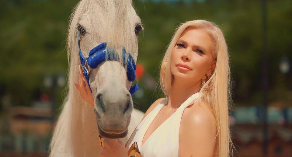 PELİN SUADE’DEN YÜREĞE İŞLEYECEK YENİ ŞARKI VE KLİP: “KARA KAPLI DEFTER”