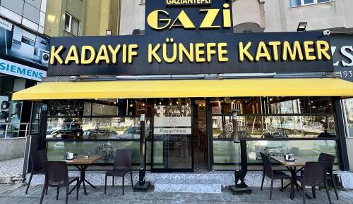 Çorlu’da Bir Şey Eksik!” dediler… İki Kuzenin Hayali, Gazi Künefe Baklava ile Gerçek Oldu: Tatlının Kalbi Artık Trakya’da Atıyor!