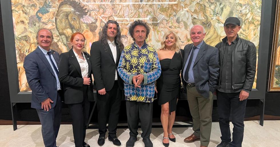 Dünyaca ünlü İranlı ressam Ahad Saadi’nin son tablosunun lansman açılışını ünlü tarihçi Prof.Dr.İlber Ortaylı yaptı. Açılışa çok sayıda ünlü isim katıldı.