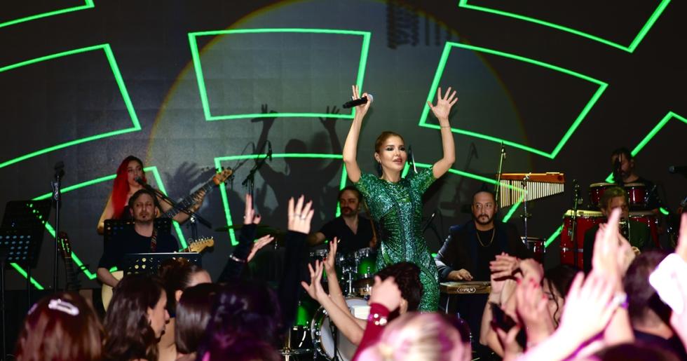 Gülben Ergen Bursa’da Sahne Aldı, Gecenin Yıldızı Oldu