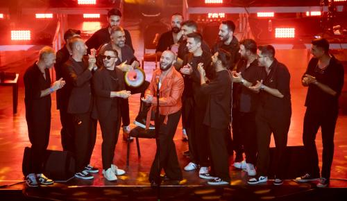 BERKAY’DAN HARBİYE’DE MÜZİK DOLU BİR GÖRSEL ŞÖLEN:  “BU GECE BİTMESİN!”