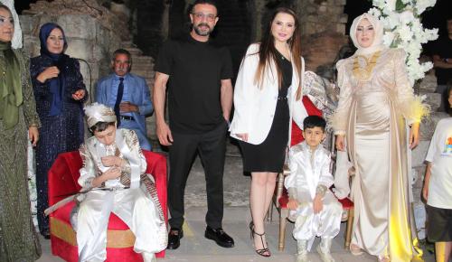 Maral’dan Muhteşem Sahnede Halay Şöleni, Esra Ezmeci Sevgilisiyle İlk Kez Görüntülendi