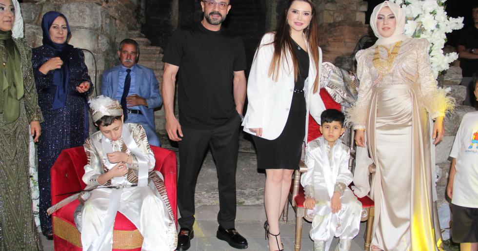 Maral’dan Muhteşem Sahnede Halay Şöleni, Esra Ezmeci Sevgilisiyle İlk Kez Görüntülendi