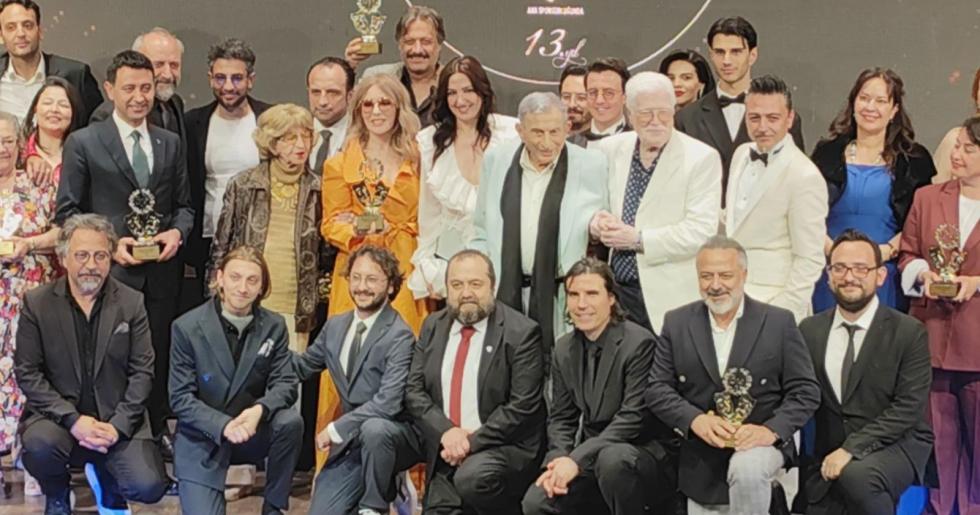 13.⁠ ⁠Bedia Muvahhit Tiyatro Ödülleri Sahiplerini Buldu  Türk tiyatrosunun öncü isimlerinden Bedia Muvahhit’in anısını yaşatmak amacıyla düzenlenen Bedia Muvahhit Tiyatro Ödülleri, 13. yılında da sanat dünyasını İzmir’de bir araya getirdi. Haldun Dormen Sahnesi’nde, İzmir’deki Sahne Tozu Tiyatrosunun ev sahipliğinde gerçekleşen ödül töreni, Türkiye’nin dört bir yanından gelen tiyatro sanatçıları ve sanatseverlerin katılımıyla adeta bir yıldızlar geçidine dönüştü.  Törene katılan konuklar arasında törenin sanat danışmanı Haldun Dormen, onursal jüri başkanı Göksel Kortay, Sema Sarper, Mehmet Sarper, İzzet Günay, Serpil Günseli, Zerrin Tekindor, Meltem Cumbul, Halit Ergenç ve Salih Güney yer aldı. Sanat danışmanı ve ödüllerin isim babası Haldun Dormen, yaptığı konuşmada Bedia Muvahhit’in sanat mirasını yaşatmanın onurunu dile getirdi.  Gecede, ilk kez törene katılan Meltem Cumbul ve Halit Ergenç başarılı tiyatroculara ödüllerini takdim etti. Usta oyuncu Zerrin Tekindor ise Haldun Dormen Yaşam Boyu Onur Ödülü’ne layık görüldü. Tekindor, ödül konuşmasında salonda bulunan Halit Ergenç’e dönerek, “Bunu kim alsa çok kıskanırdım. Yani Halitçim, sen bile alsan kıskanırdım,” sözleriyle izleyicileri ve Ergenç’i güldürdü.  Tören sonrası basın mensuplarının sorularını yanıtlayan Halit Ergenç, rol aldığı Kral Kaybederse dizisindeki imaj değişimi hakkında bilgi verdi. Ergenç, dizideki saçlarının hazırlanma sürecinin yaklaşık 1,5 saat sürdüğünü, temizlik sürecinin ise yarım saat aldığını belirtti. Meltem Cumbul ise dizi sektöründeki çalışma şartlarının iyileştirilmesi gerektiğini vurguladı.  Gecede sahne müziğinden ışığa, kostümden dekor tasarımına kadar birçok alanda emek veren, özel ve devlet tiyatrolarından başarılı isimler ödüllendirildi. 13. Bedia Muvahhit Tiyatro Ödülleri, tiyatro sanatına katkı sunan isimleri onurlandırarak sanat dünyasına anlamlı bir gece yaşattı