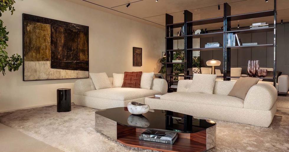 Minotti, Limasol’daki Yeni Amiral Mağazasını Açtı  Limasol, Kıbrıs – İtalyan lüks mobilya markası Minotti, Kıbrıs’taki büyümesini sürdürüyor. Markanın adadaki ikinci adresi olan Minotti Limassol amiral mağazası, kapılarını resmi olarak açtı. Minotti’nin Akdeniz’in kalbine taşıdığı bu yeni mekan, İtalyan tasarım anlayışını çağdaş zarafetle buluşturuyor.  Yeni mağaza, Limasol’un gözde projelerinden Trilogy’de, 28 Ekim Caddesi üzerinde konumlanıyor. C. Askotis Retail Ltd iş birliğiyle hayata geçirilen Minotti Limassol, sofistike çizgileri ve dünyaca ünlü tasarımcılarla yapılan iş birliklerini yansıtan özgün bir iç mekan sunuyor. Rodolfo Dordoni, Marcio Kogan / Studio MK27, Nendo, GamFratesi ve diğer pek çok tasarımcının imzasını taşıyan koleksiyonlar, ziyaretçileri eşsiz bir tasarım yolculuğuna çıkarıyor.  Minotti Limassol, yalnızca bir mağaza değil, aynı zamanda Akdeniz’de tasarım ve lüks yaşam tarzı için yeni bir buluşma noktası olmayı hedefliyor. Ziyaretçiler, modern yaşam alanlarına ilham verecek mobilya, dekorasyon ve iç mimarlık çözümlerini deneyimleme fırsatı buluyor.