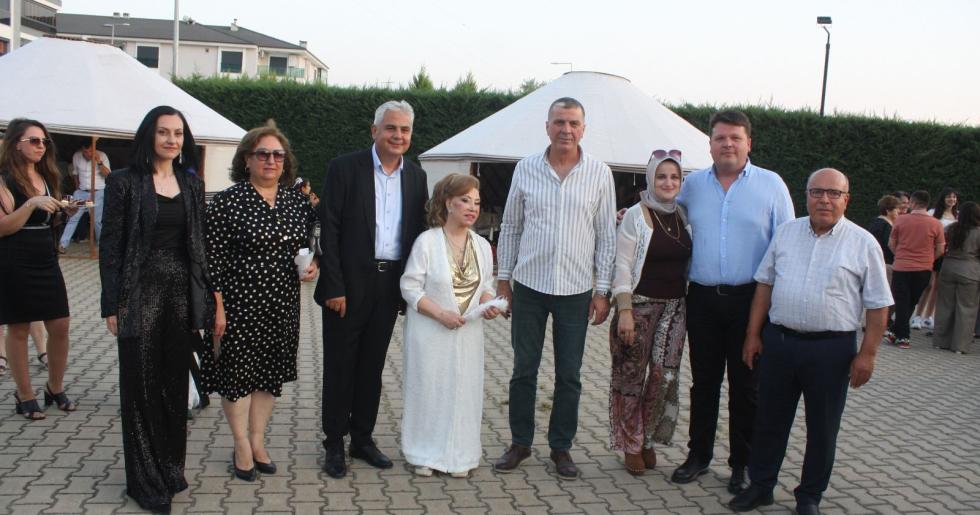 BEDİA AKARTÜRK’ÜN HAYATINDAN İLHAMLA TASARLANAN KIYAFETLER PODYUMDA