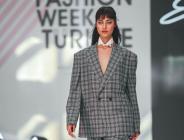 Podyum Onunla Büyülendi! Burcu Şeritoğlu Fashion Week Türkiye’de Fırtına Gibi Esti