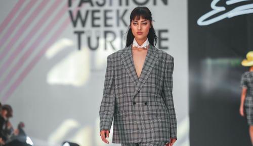 Podyum Onunla Büyülendi! Burcu Şeritoğlu Fashion Week Türkiye’de Fırtına Gibi Esti