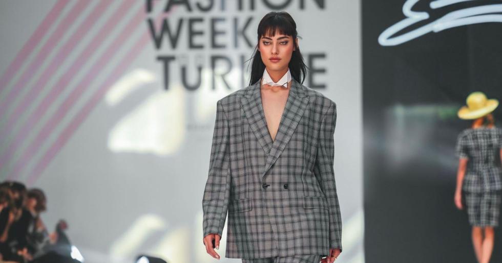 Podyum Onunla Büyülendi! Burcu Şeritoğlu Fashion Week Türkiye’de Fırtına Gibi Esti