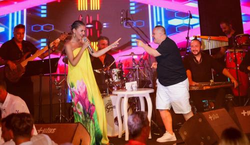 Gülben Ergen’den Alaçatı’da Sezonun İlk Konseri