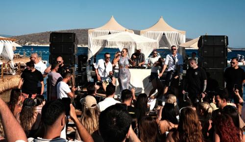 DEMET AKALIN: “ARTIK BİR DÜNYA STARIYLA DÜET YAPMAM LAZIM!”