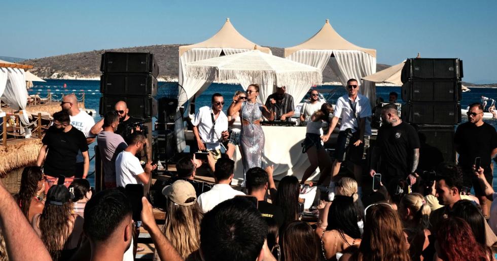DEMET AKALIN: “ARTIK BİR DÜNYA STARIYLA DÜET YAPMAM LAZIM!”