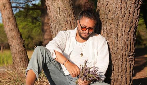 ENGİN DEMİRCİOĞLU’NDAN YAZA DAMGA VURACAK SEZEN AKSU COVER’I: “YANMIŞIM SÖNMÜŞÜM BEN”