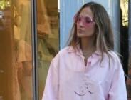 Jennifer Lopez’in giremediği mağazaya elini kolunu sallayarak girdi