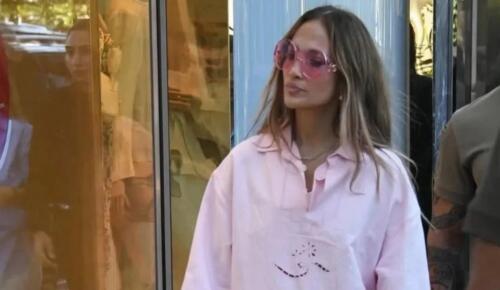 Jennifer Lopez’in giremediği mağazaya elini kolunu sallayarak girdi