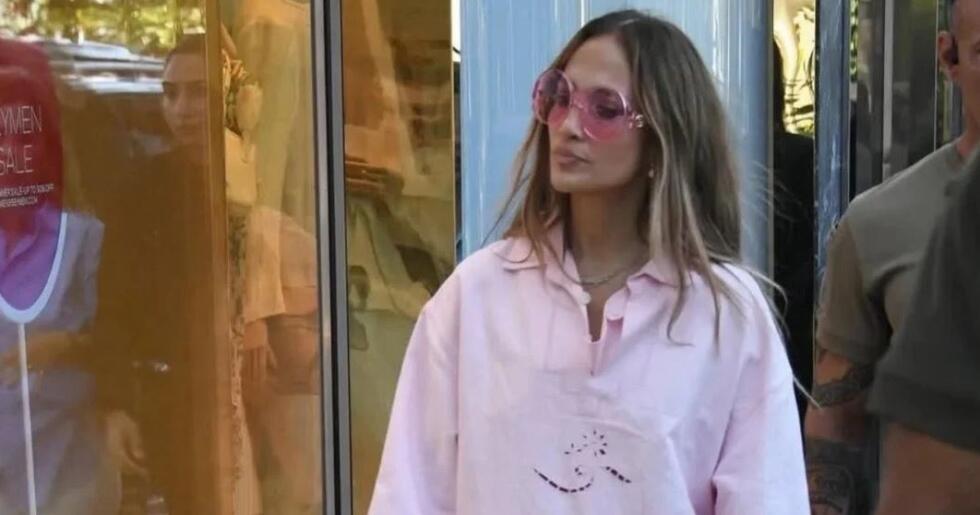Jennifer Lopez’in giremediği mağazaya elini kolunu sallayarak girdi