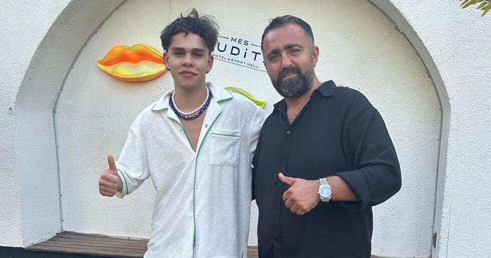 Alper Erözer Alaçatı Tatilinde Dikkat Çekti