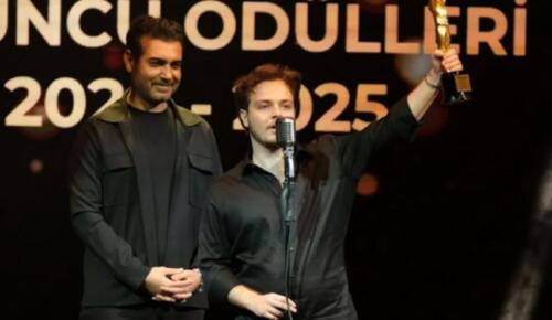 Genç yetenek Doğa Karakaş 26. Sadri Alışık Ödüllerinde “En Başarılı Erkek Oyuncu” ödülünü aldı.