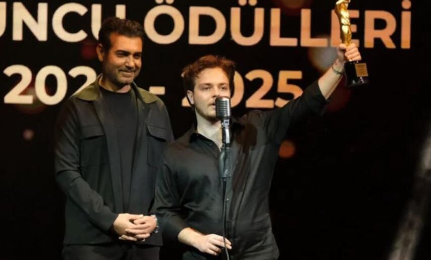 Genç yetenek Doğa Karakaş 26. Sadri Alışık Ödüllerinde “En Başarılı Erkek Oyuncu” ödülünü aldı.
