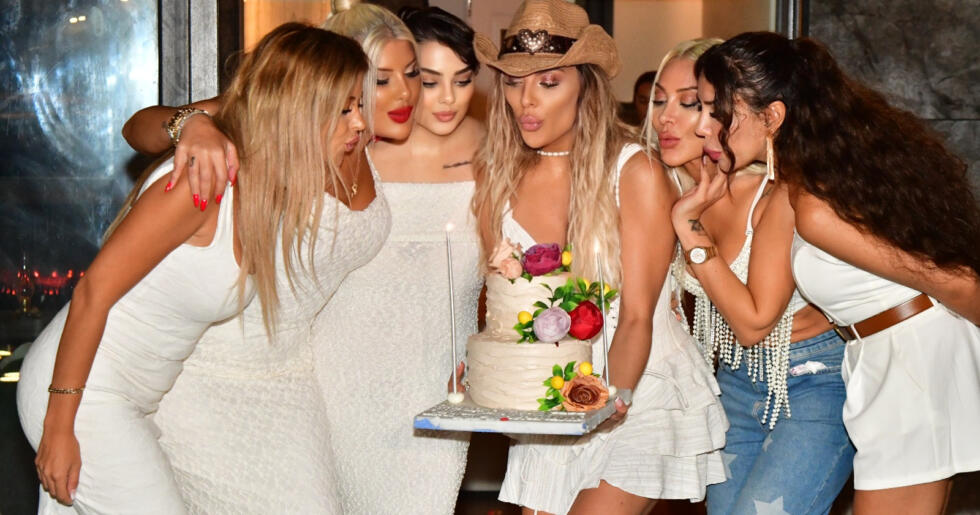 Sunucu ve Eski Türkiye Güzeli Simge Tertemiz, 38. Yaşını Yeni Evinde Kutladı!