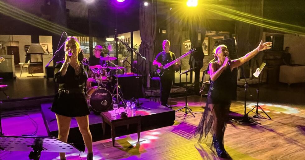 SİBEL ALAŞ VE JALE SİLİVRİ VİLLADA SEVENLERİYLE BULUŞTU…