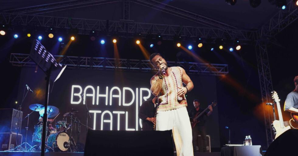 Pendik Kahve Festivali’nde sahne alan ünlü sanatçı Bahadır Tatlıöz, muhteşem performansıyla on binleri coşturdu.