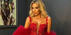 PETEK DİNÇÖZ YENİ GAZİNO SAHNESİNDE ZARAFETİ VE ENERJİSİYLE MEST ETTİ