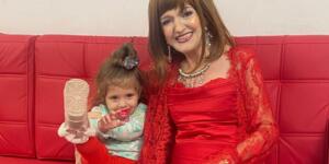 GÜLDEN KARABÖCEK TORUNUYLA İLK KEZ POZ VERDİ…