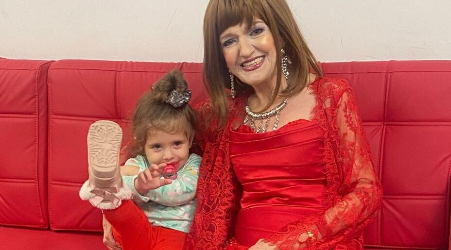 GÜLDEN KARABÖCEK TORUNUYLA İLK KEZ POZ VERDİ…