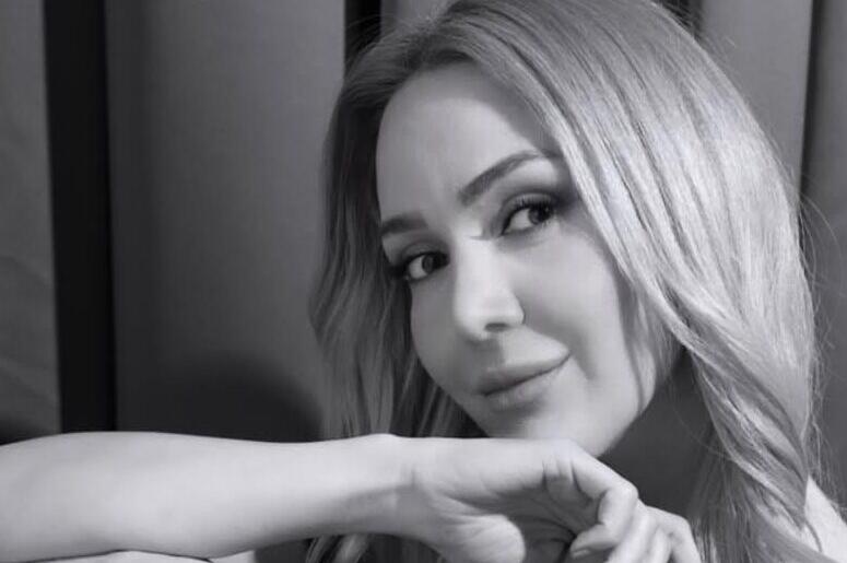 ElİF AYSEL NAZIM SEKİZ KARAKTERİ TEK SAHNEDE CANLANDIRIYOR