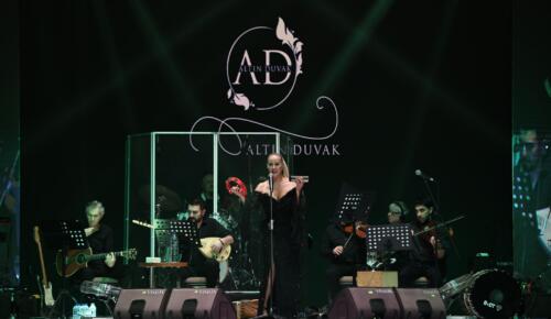 “Ben Kimseye Küs Değilim!” – Niran Ünsal İzmir’de Sessizliği Bozdu