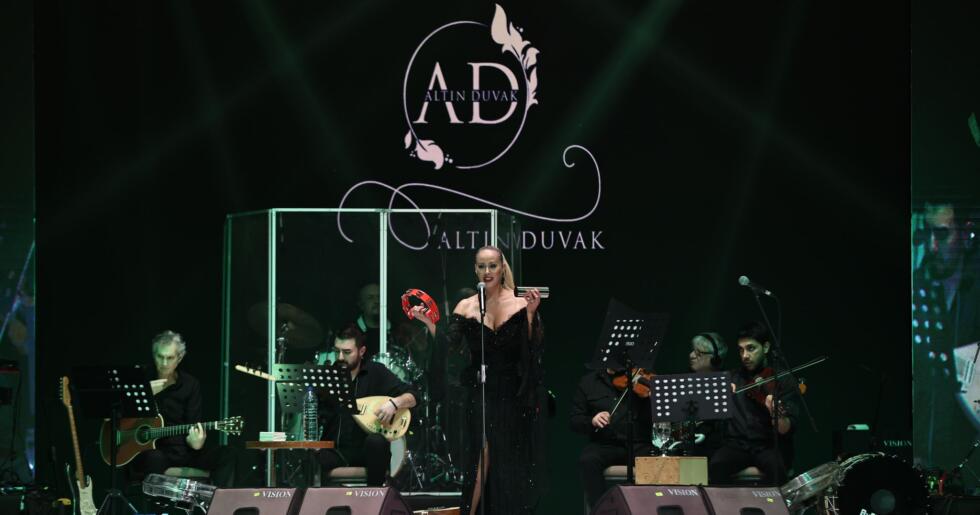 “Ben Kimseye Küs Değilim!” – Niran Ünsal İzmir’de Sessizliği Bozdu