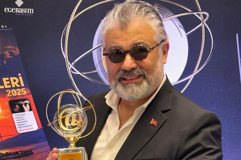 Ünlü yönetmen Ali Eşitmez ‘e En İyi Klip Yönetmeni ” Ödülü