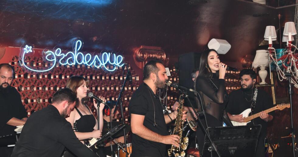 ECE GÜRSEL’DEN SAHNE ÖNCESİ AÇIKLAMALAR: “AŞKA UZAĞIM, İŞLER ÇOK YOĞUN”