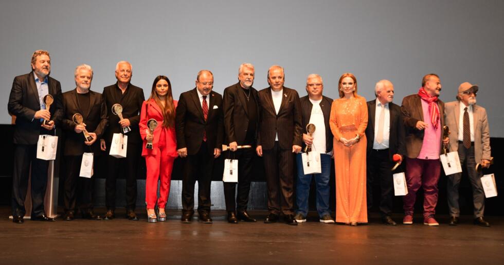 KADIN KUAFÖRLERİ, USTAYA VEFA, MESLEĞE SAYGI ÖDÜL TÖRENİ İÇİN TARİHİ EMEK SİNEMASI’NDE BULUŞTU