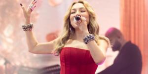 Ziynet Sali’den Kırmızı Elbiseli Alev Alev Paylaşım! Londra Konseri Kapalı Gişe