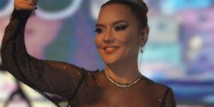 Demet Akalın, tarzıyla da geceye damgasını vurdu…