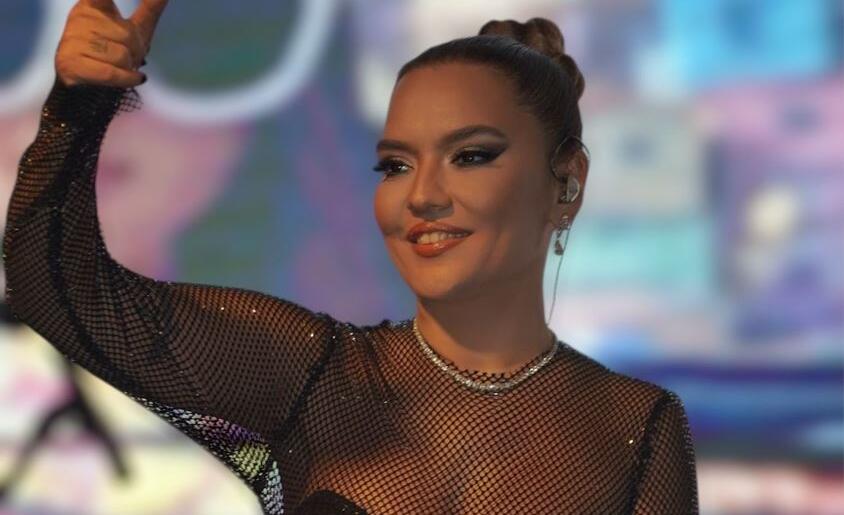 Demet Akalın, tarzıyla da geceye damgasını vurdu…