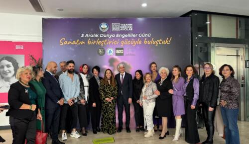 AVCILAR’DA ANLAMLI MODA BULUŞMASI: EMRULLAH KÖROĞLU’NDAN 26 ANNEYE ÖZEL TASARIM