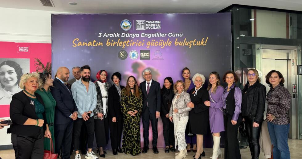 AVCILAR’DA ANLAMLI MODA BULUŞMASI: EMRULLAH KÖROĞLU’NDAN 26 ANNEYE ÖZEL TASARIM
