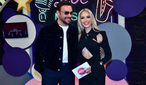 SİNAN AKÇIL’DAN ZEYNEP BOZKAYA’YA SÜRPRİZ ŞARKI!