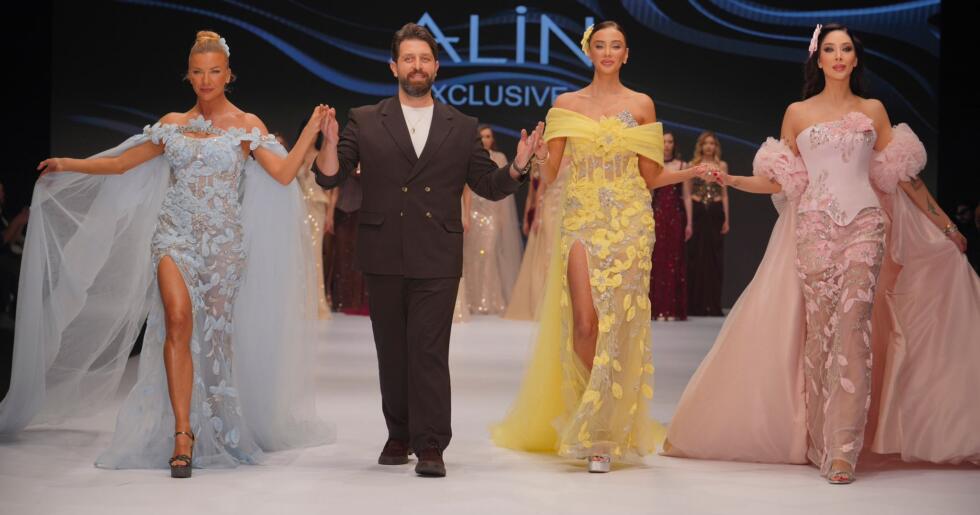 ÜNLÜ MANKENLERDEN NET MESAJ: “BAYRAĞIMIZ KIRMIZI ÇİZGİMİZDİR”