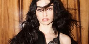 GEÇTİĞİMİZ YILIN    ‘STİL SAHİBİ KADIN OYUNCUSU’  HAZAR ERGÜÇLÜ   ELLE STYLE AWARDS 2026 SAHNESİNDE   BU KEZ ÖDÜL TAKDİM EDECEK